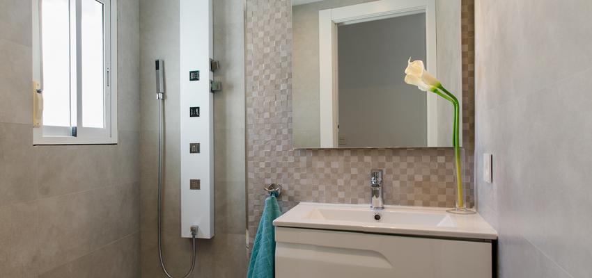 Baño style moderno color marron, gris, plateado  diseñado por Noelia Villalba | Interiorista 