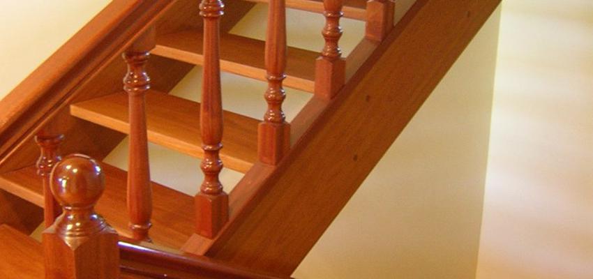 Escalera Estilo clasico Color marron, marron, bronce  diseñado por Bella Capanna | Gremio 