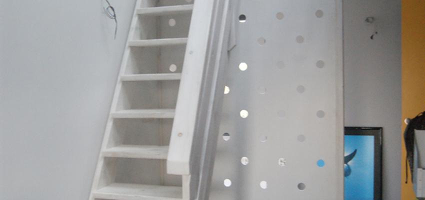 Salon, Escalera style moderno color marron, beige, blanco  diseñado por Bafi Ebanistería | Gremio 