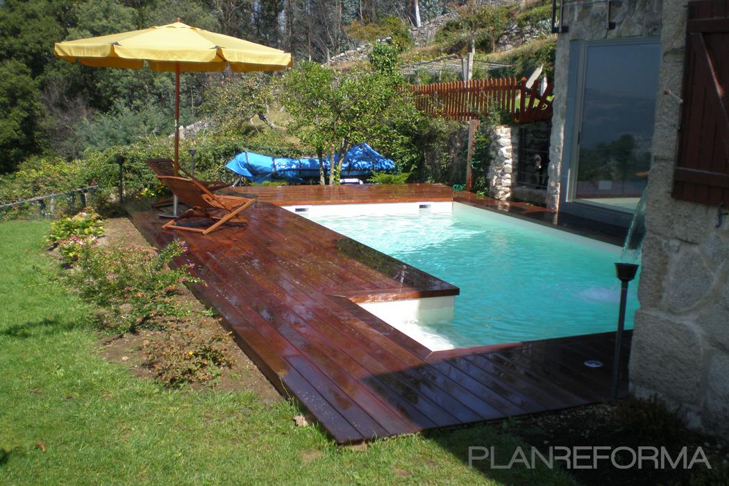 Piscina, Jardin style contemporaneo color verde, azul cielo, marron  diseñado por Bafi Ebanistería | Gremio 