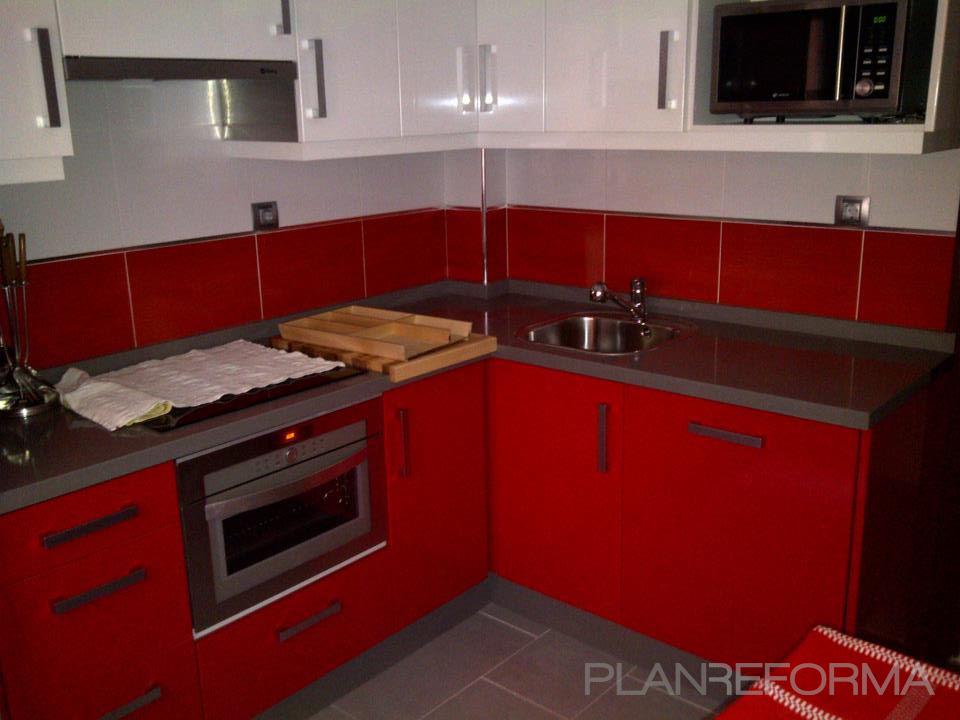 Cocina style clasico color rojo, blanco, gris, negro  diseñado por JOSE ANTONIO | Gremio 