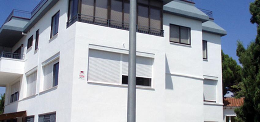 Exterior style contemporaneo color marron, blanco, gris, negro  diseñado por ServiComfort | Gremio 