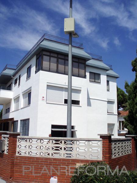 Exterior style contemporaneo color marron, blanco, gris, negro  diseñado por ServiComfort | Gremio 