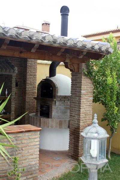 Patio, Exterior style rustico color marron, marron, beige, blanco  diseñado por ServiComfort | Gremio 