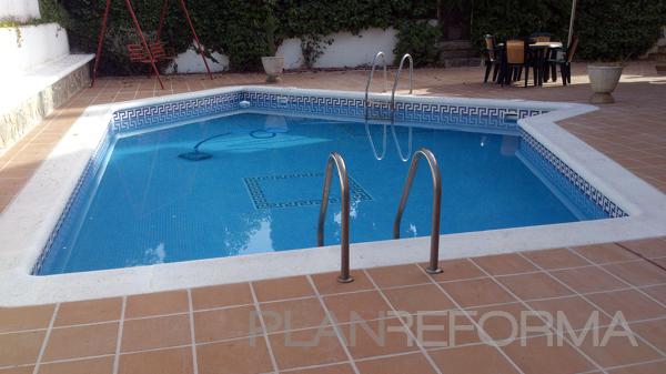 Patio, Piscina, Exterior style contemporaneo color azul, azul oscuro, marron, blanco  diseñado por ServiComfort | Gremio 