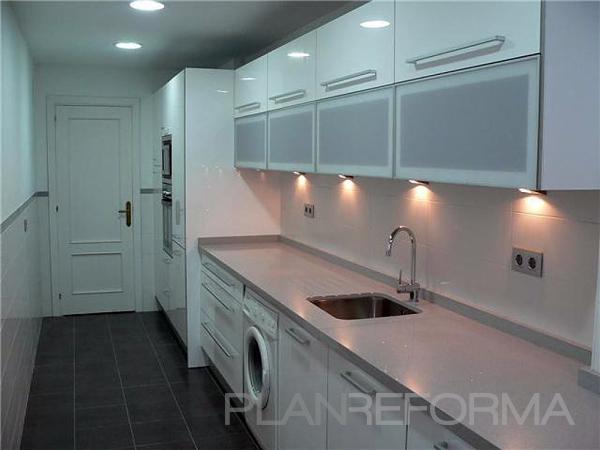 Cocina style contemporaneo color blanco, gris, gris  diseñado por ServiComfort | Gremio 
