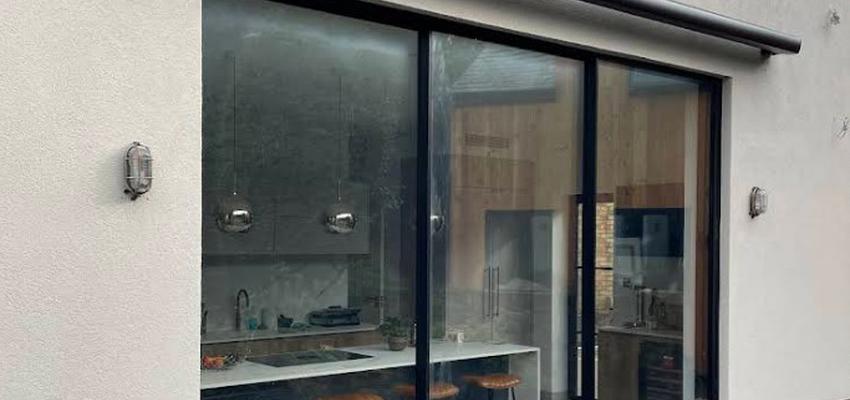 Exterior Estilo clasico Color verde  diseñado por Toldos BLC | Reformista, constructor | Copyright Instalación de toldo a medida