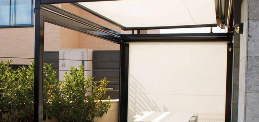 Terraza, Exterior Estilo clasico Color verde  diseñado por Toldos BLC | Reformista, constructor | Copyright Nuestros técnicos colocan un todlo en una perégola.