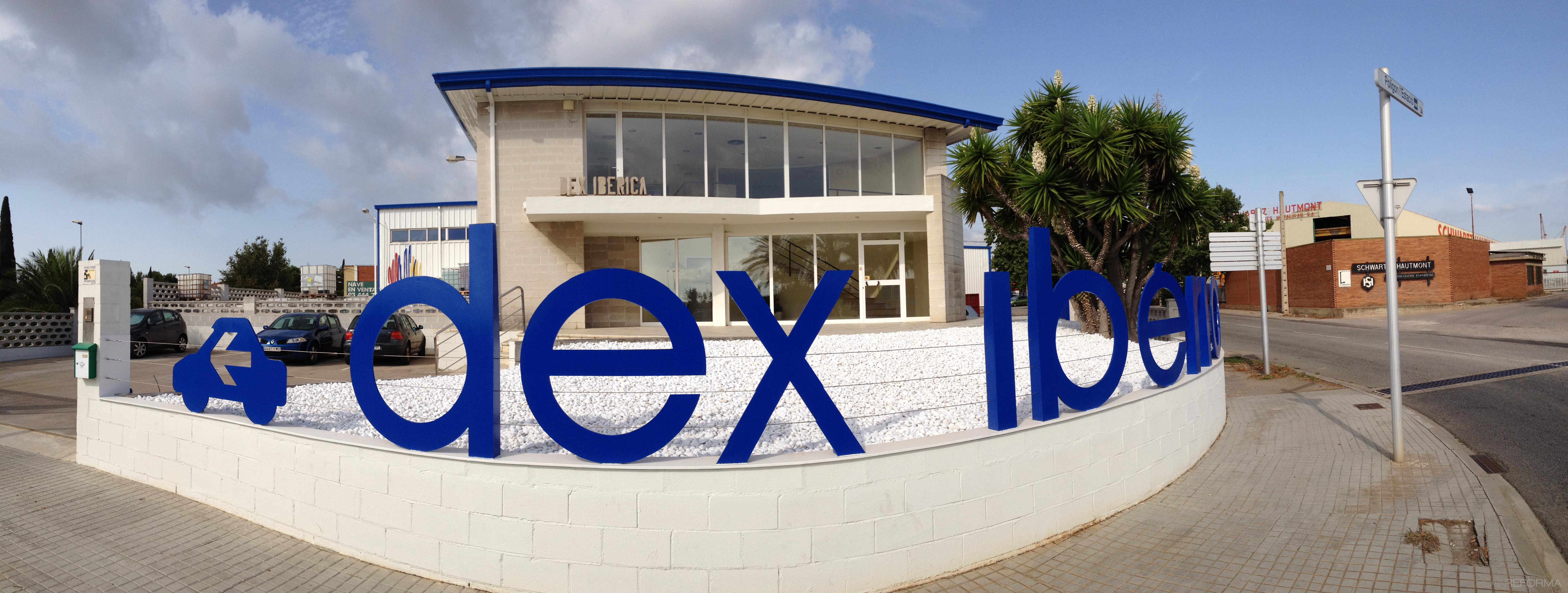 Porche, Exterior, Oficina style moderno color azul oscuro, blanco, gris, gris  diseñado por LoCa studio | Arquitecto 