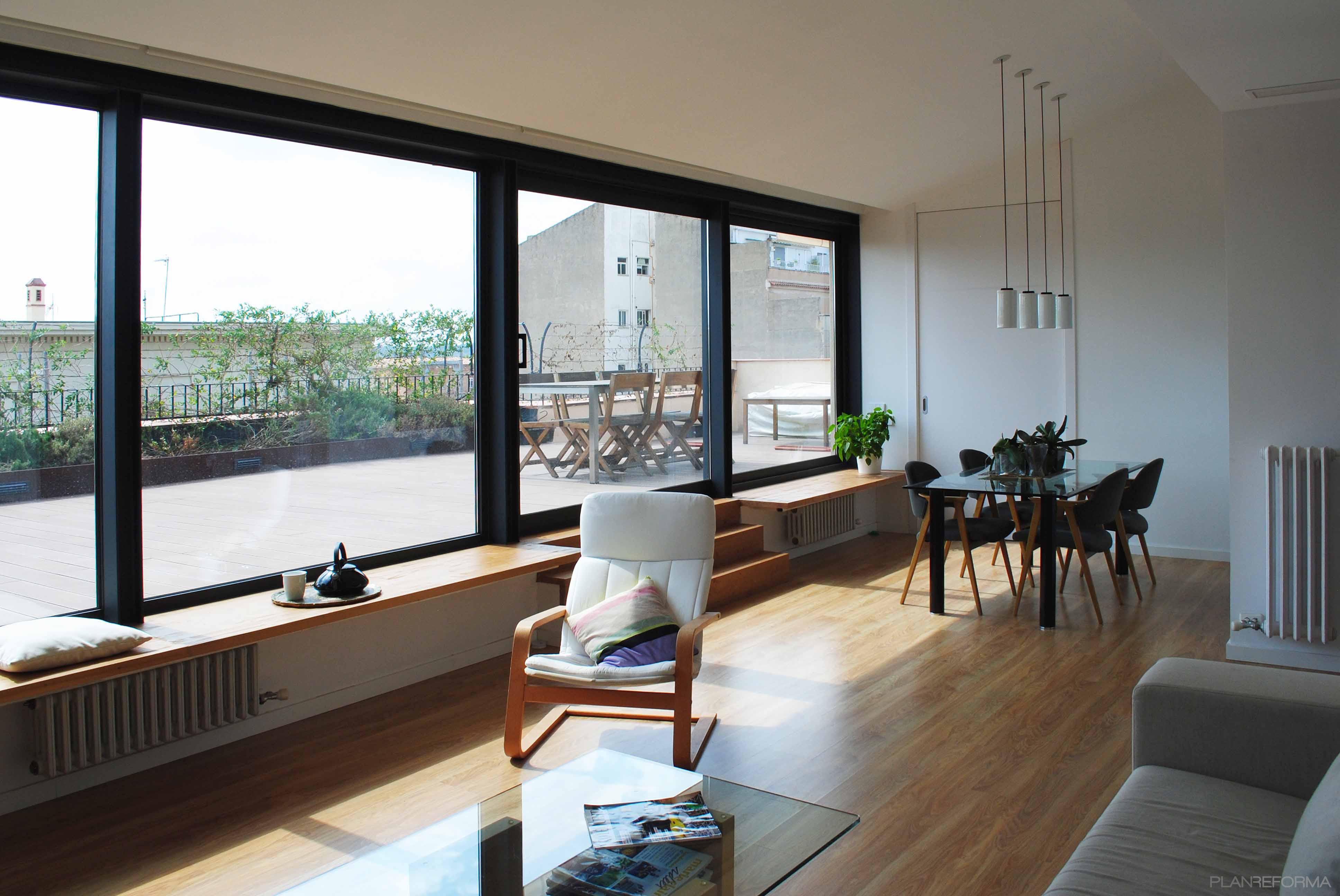 Comedor, Sala de la TV Estilo contemporaneo Color negro, plateado, bronce  diseñado por Remakestudi | Arquitecto | Copyright Remakestudi (Anna Sandiumenge y Clara Segués)