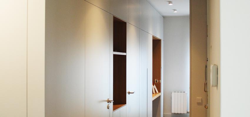 Pasillo Estilo contemporaneo Color blanco, gris, bronce  diseñado por Remakestudi | Arquitecto | Copyright Remakestudi (Anna Sandiumenge y Clara Segués)