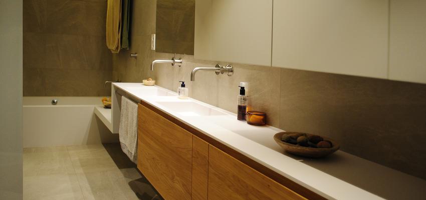 Baño Estilo contemporaneo Color beige, blanco, bronce  diseñado por Remakestudi | Arquitecto | Copyright Remakestudi (Anna Sandiumenge y Clara Segués)