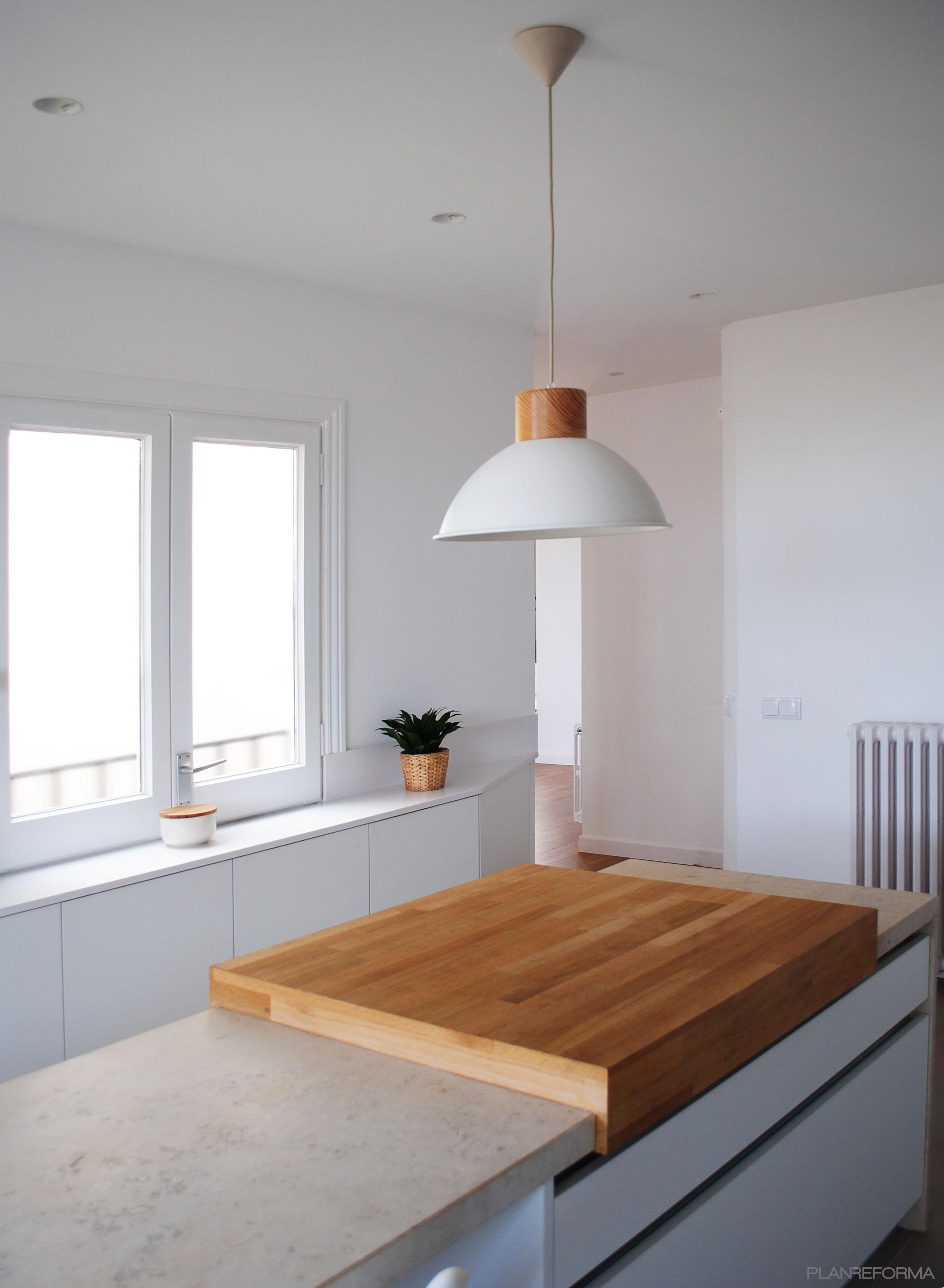 Cocina Estilo contemporaneo Color beige, blanco, plateado  diseñado por Remakestudi | Arquitecto | Copyright Remakestudi (Anna Sandiumenge y Clara Segués)