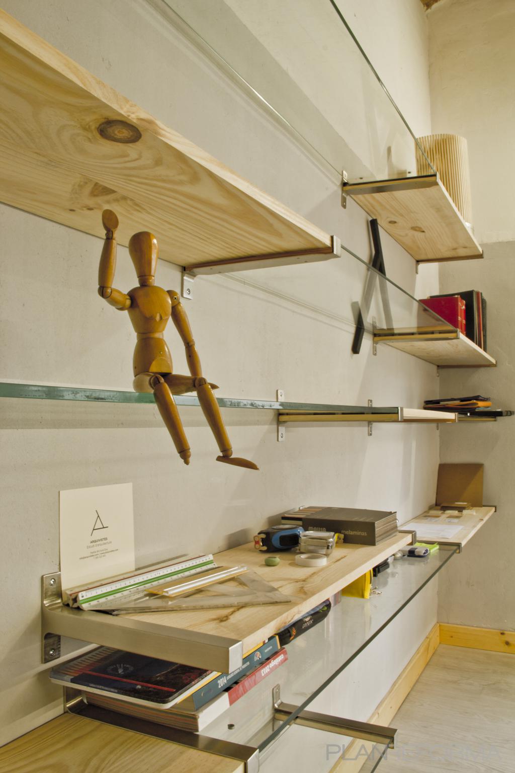 Estudio style moderno color ocre, blanco  diseñado por Arquivistes estudi | Arquitecto 