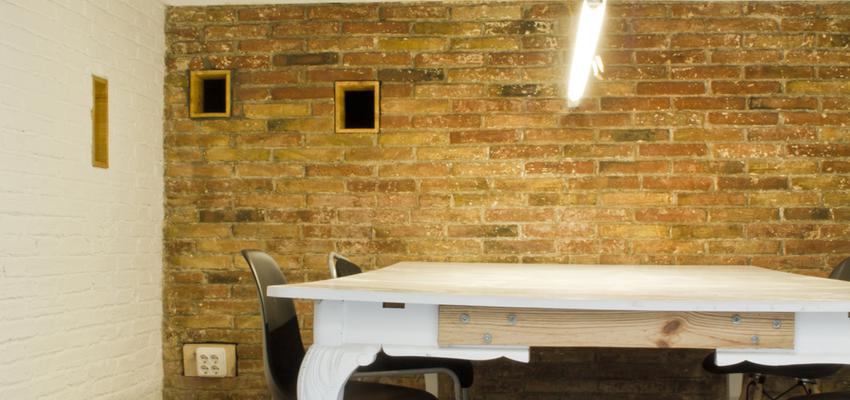 Estudio style moderno color marron, blanco, gris  diseñado por Arquivistes estudi | Arquitecto 