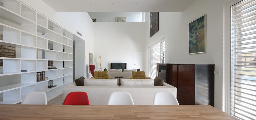 Comedor, Sala de la TV, Salon Estilo contemporaneo Color rojo, amarillo, plateado  diseñado por Esther Vicario Azcona | Arquitecto | Copyright La foto fue realizada por Josema Cutillas y están libres de derechos de autor. Fueron realizadas por encargo mío.