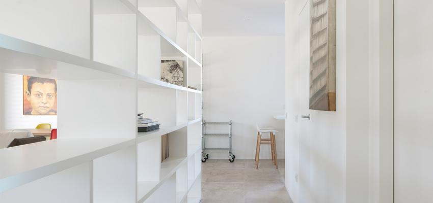 Pasillo Estilo contemporaneo Color beige, beige, plateado  diseñado por Esther Vicario Azcona | Arquitecto | Copyright Estantería eje central de la casa, generador de la idea de proyecto;