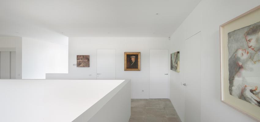 Pasillo Estilo contemporaneo Color beige, gris, plateado  diseñado por Esther Vicario Azcona | Arquitecto | Copyright Fotografía de Josema Cutillas libre de derechos.