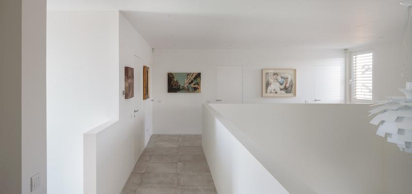 Pasillo Estilo contemporaneo Color beige, gris, plateado  diseñado por Esther Vicario Azcona | Arquitecto | Copyright La foto fue realizada por Josema Cutillas y están libres de derechos de autor. Fueron realizadas por encargo mío.
