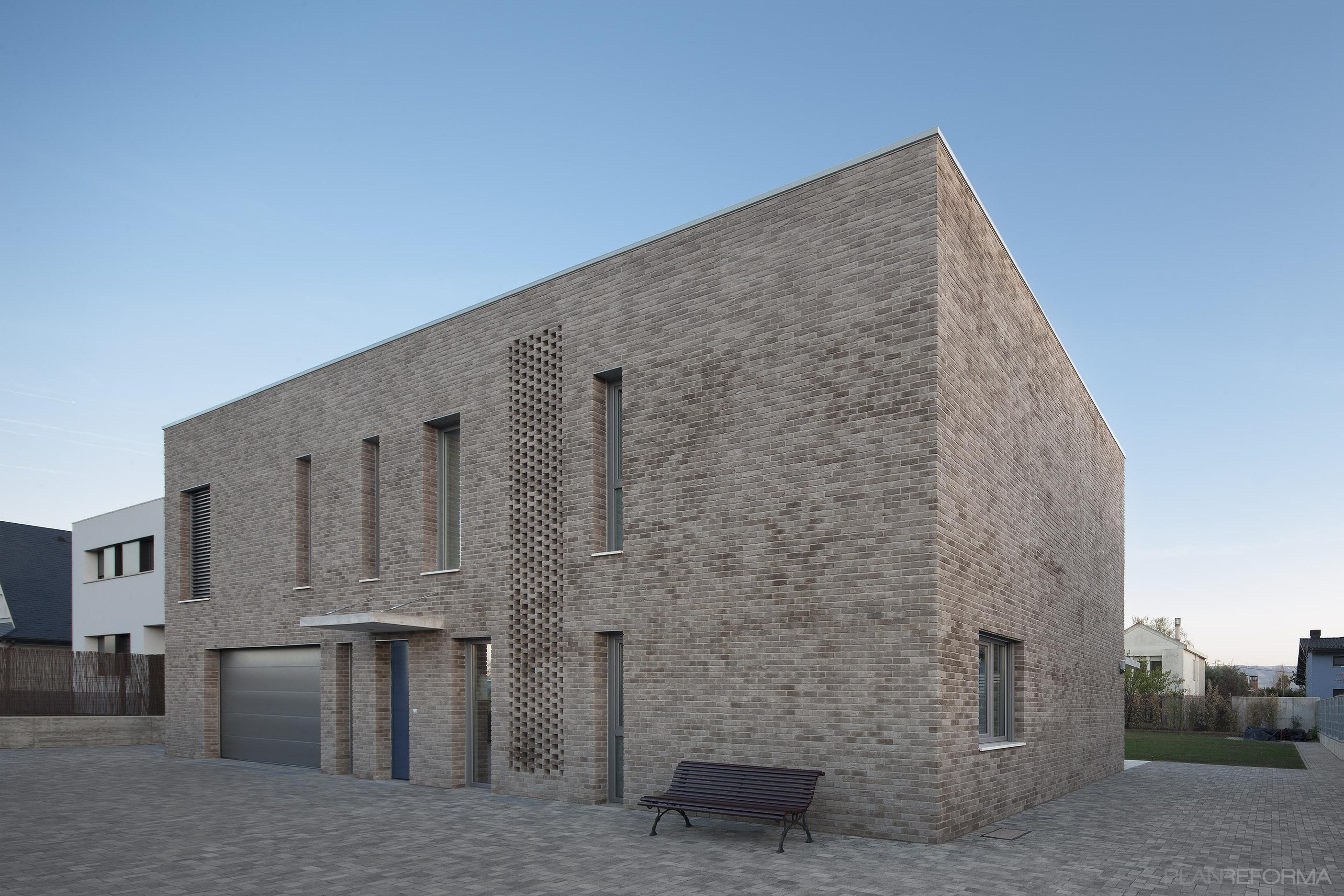 Exterior Estilo contemporaneo Color beige, marron, gris  diseñado por Esther Vicario Azcona | Arquitecto | Copyright Fotografía de Josema Cutillas libre de derechos.