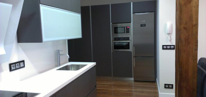 Cocina, Salon style moderno color marron, blanco, gris, plateado  diseñado por REFORMAS INTEGRALES  Francisco Javier | Gremio 