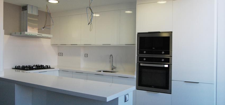 Cocina style contemporaneo color beige, blanco, negro  diseñado por REFORMAS INTEGRALES  Francisco Javier | Gremio 