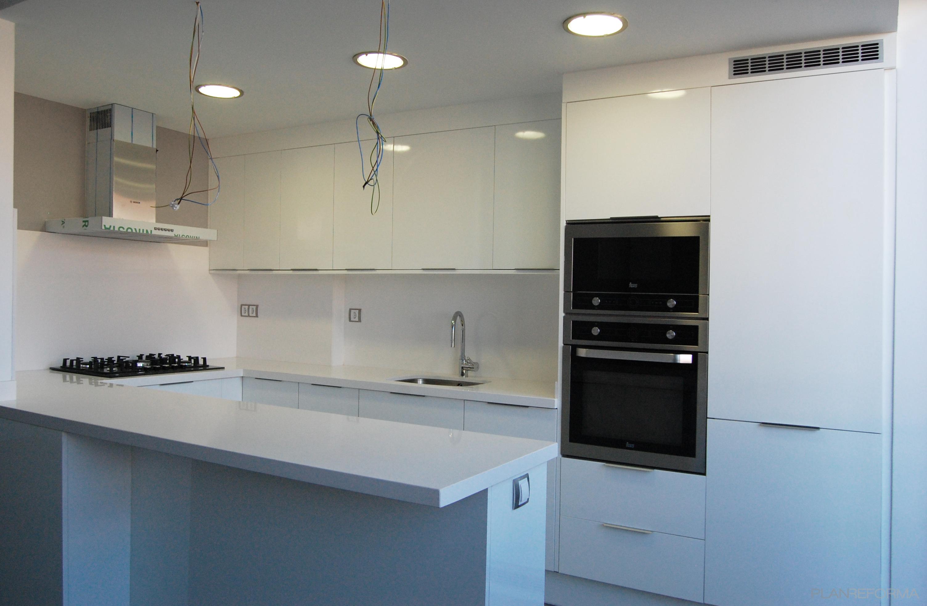 Cocina style contemporaneo color beige, blanco, negro  diseñado por REFORMAS INTEGRALES  Francisco Javier | Gremio 