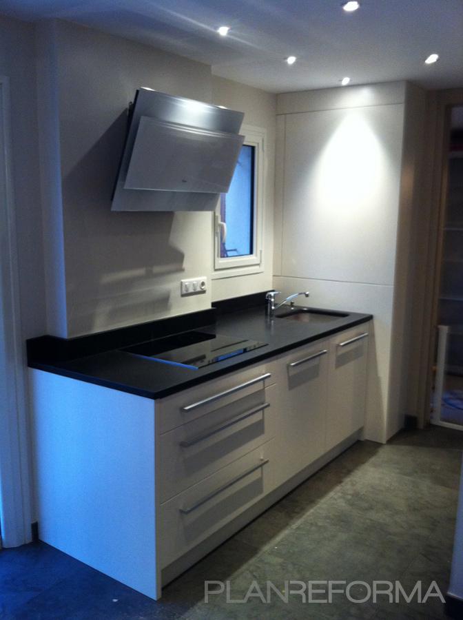 Cocina style moderno color blanco, gris, negro  diseñado por REFORMAS INTEGRALES  Francisco Javier | Gremio 