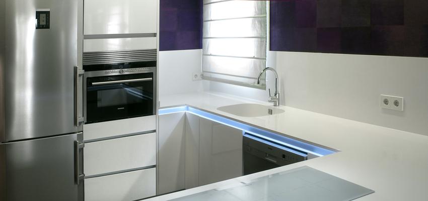 Cocina style contemporaneo color violeta, blanco, gris, negro, plateado  diseñado por REFORMAS INTEGRALES  Francisco Javier | Gremio 
