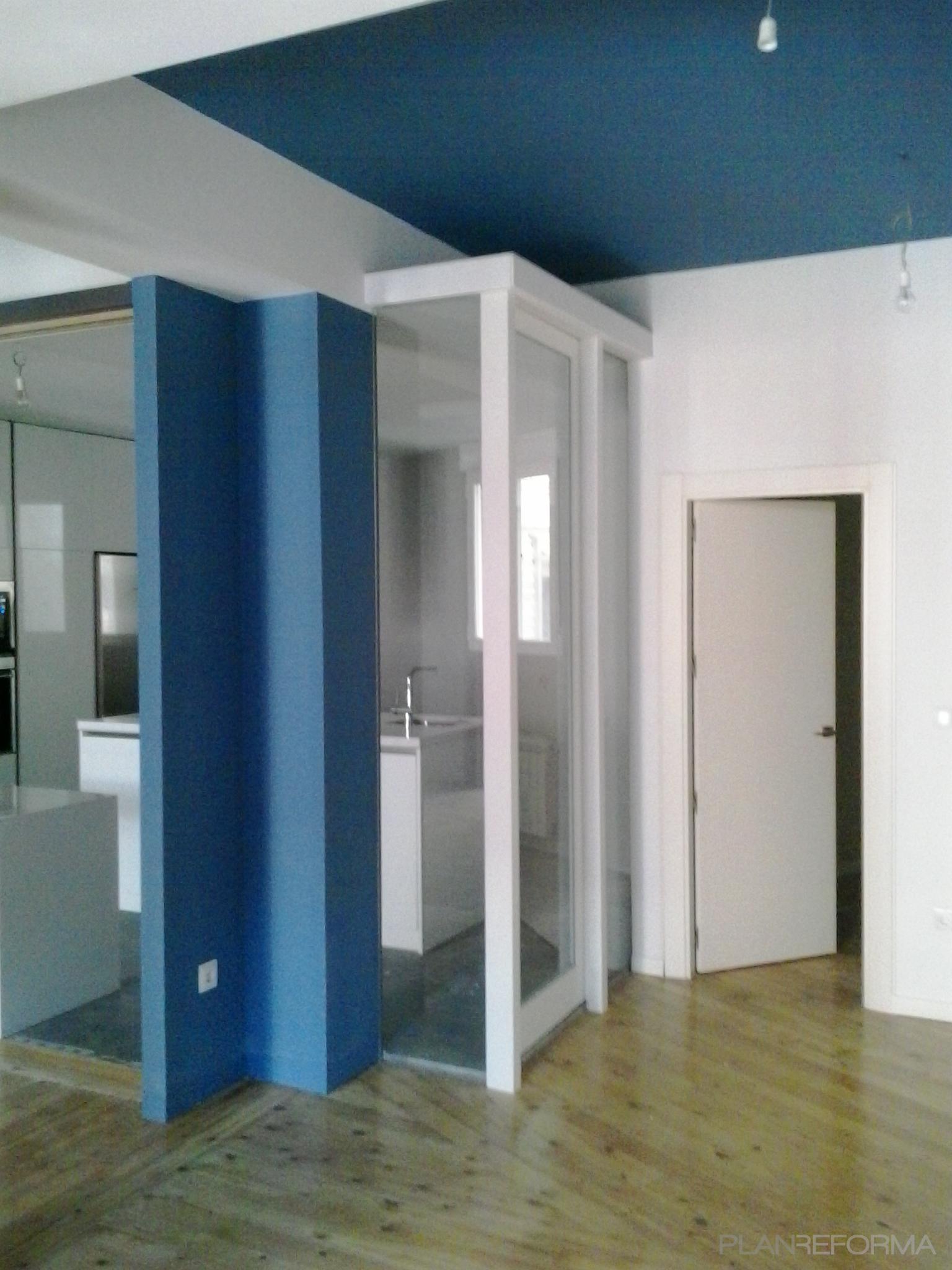 Cocina Estilo moderno Color azul oscuro, blanco, plateado  diseñado por MUGONSA | Gremio | Copyright MUGONSA