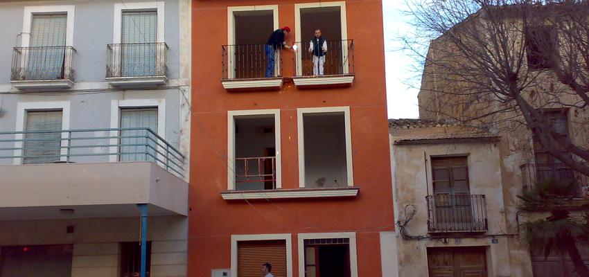 Balcon, Patio, Exterior style contemporaneo color rojo, beige, marron  diseñado por Reformas Rios | Arquitecto 