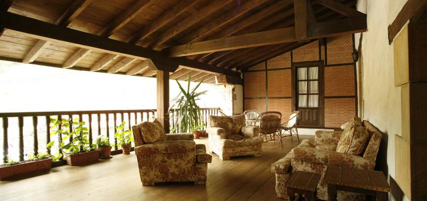 Balcon Estilo rustico Color marron  diseñado por madera sin límites | Gremio 