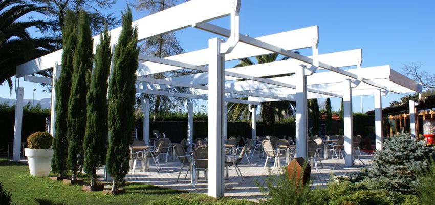 Terraza, Restaurante Estilo moderno Color blanco  diseñado por madera sin límites | Gremio 