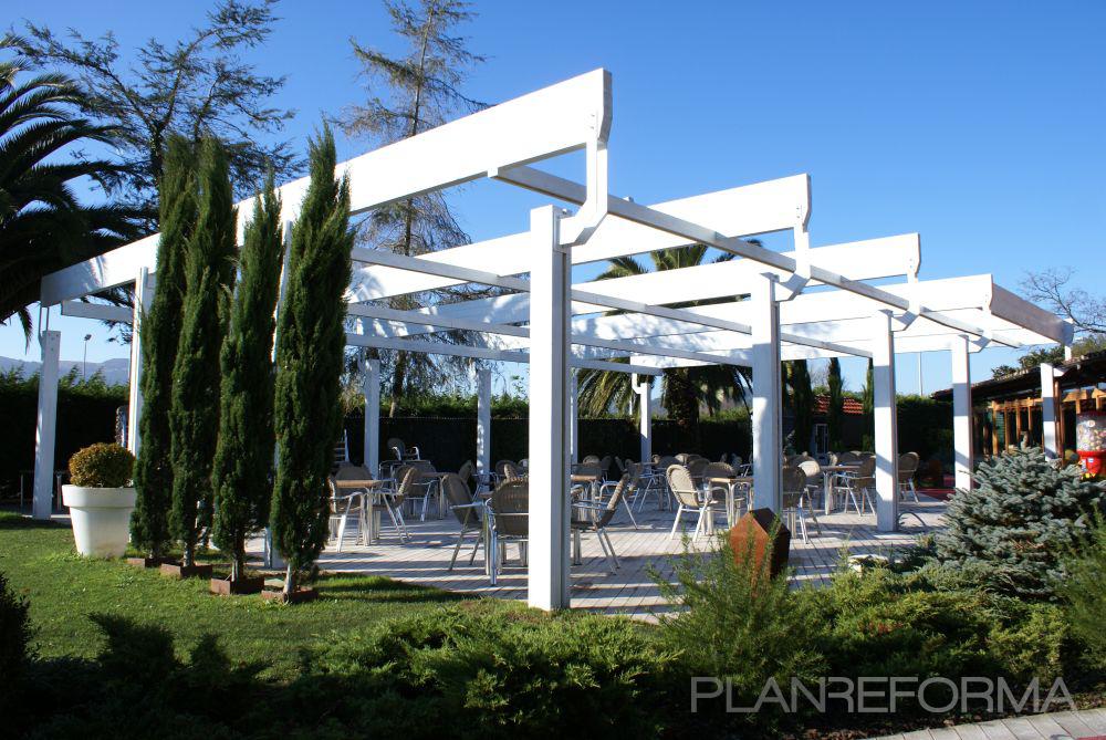 Terraza, Restaurante Estilo moderno Color blanco  diseñado por madera sin límites | Gremio 