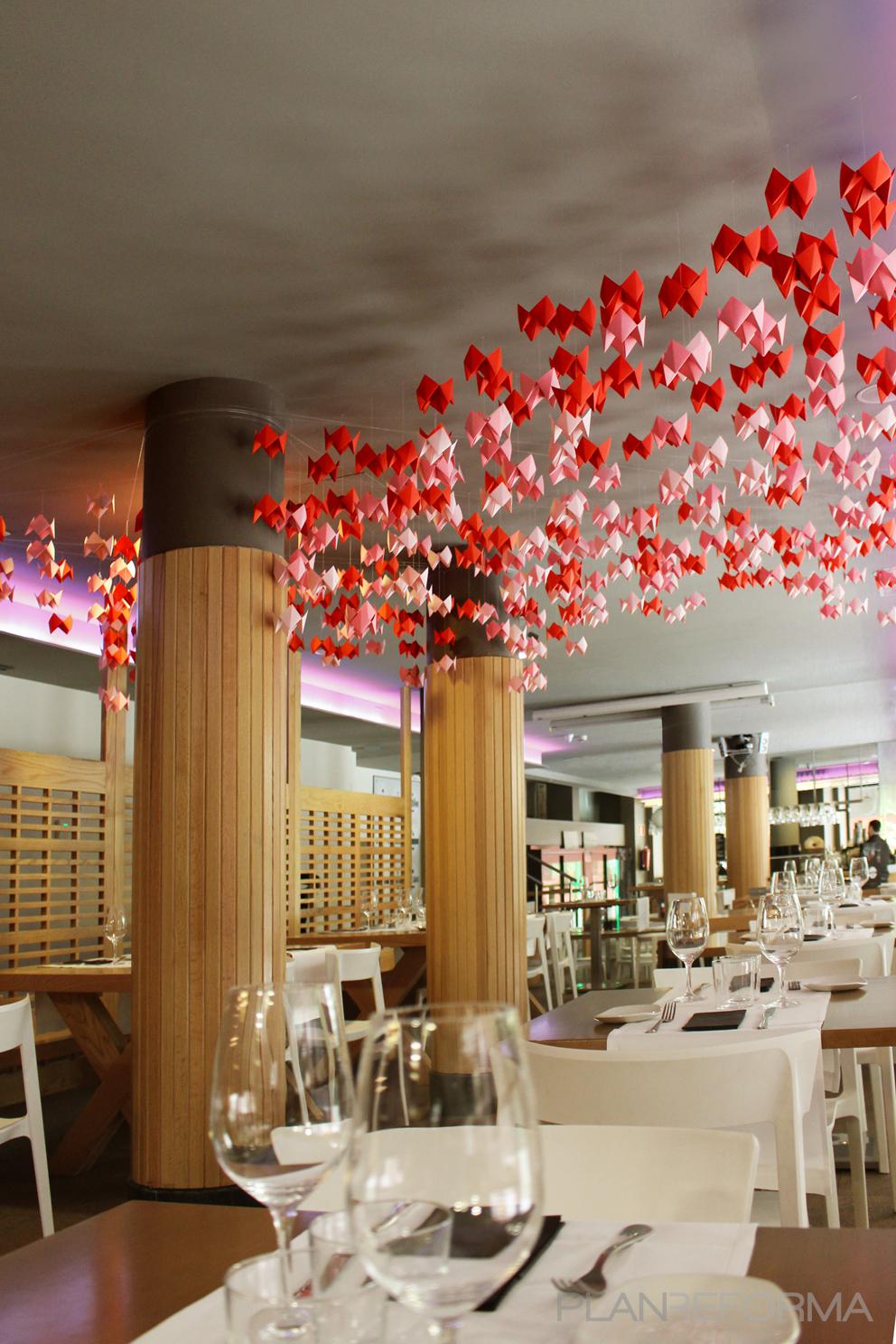 Restaurante style moderno color rojo, rosa, rosa  diseñado por Cambra Estudio | Arquitecto | Copyright Cambra Estudio