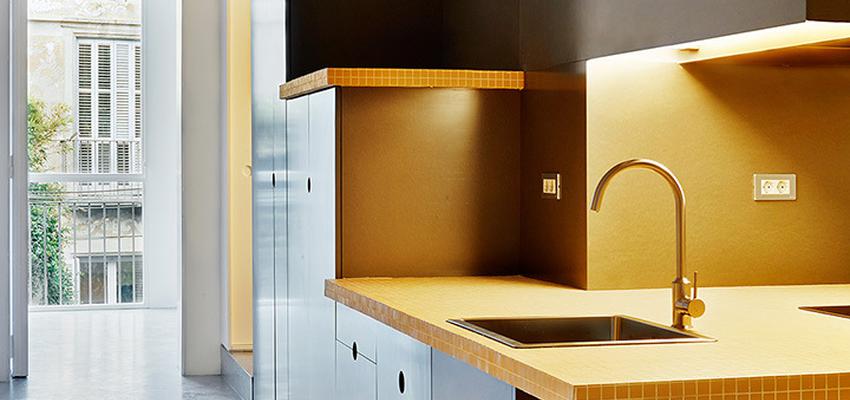 Pasillo, Cocina Estilo moderno Color ocre, blanco, negro  diseñado por Metro Cuadrado | Gremio | Copyright Obra realizada por Metro Cuadrado