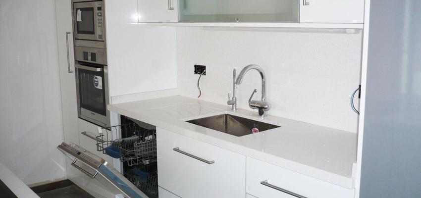 Cocina Estilo moderno Color blanco, gris, plateado  diseñado por Metro Cuadrado | Gremio | Copyright metro cuadrado construcción & servicios