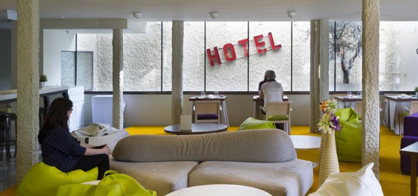 Hotel style contemporaneo color amarillo, verde, blanco  diseñado por oversizeoffice | Arquitecto | Copyright oversizeoffice
