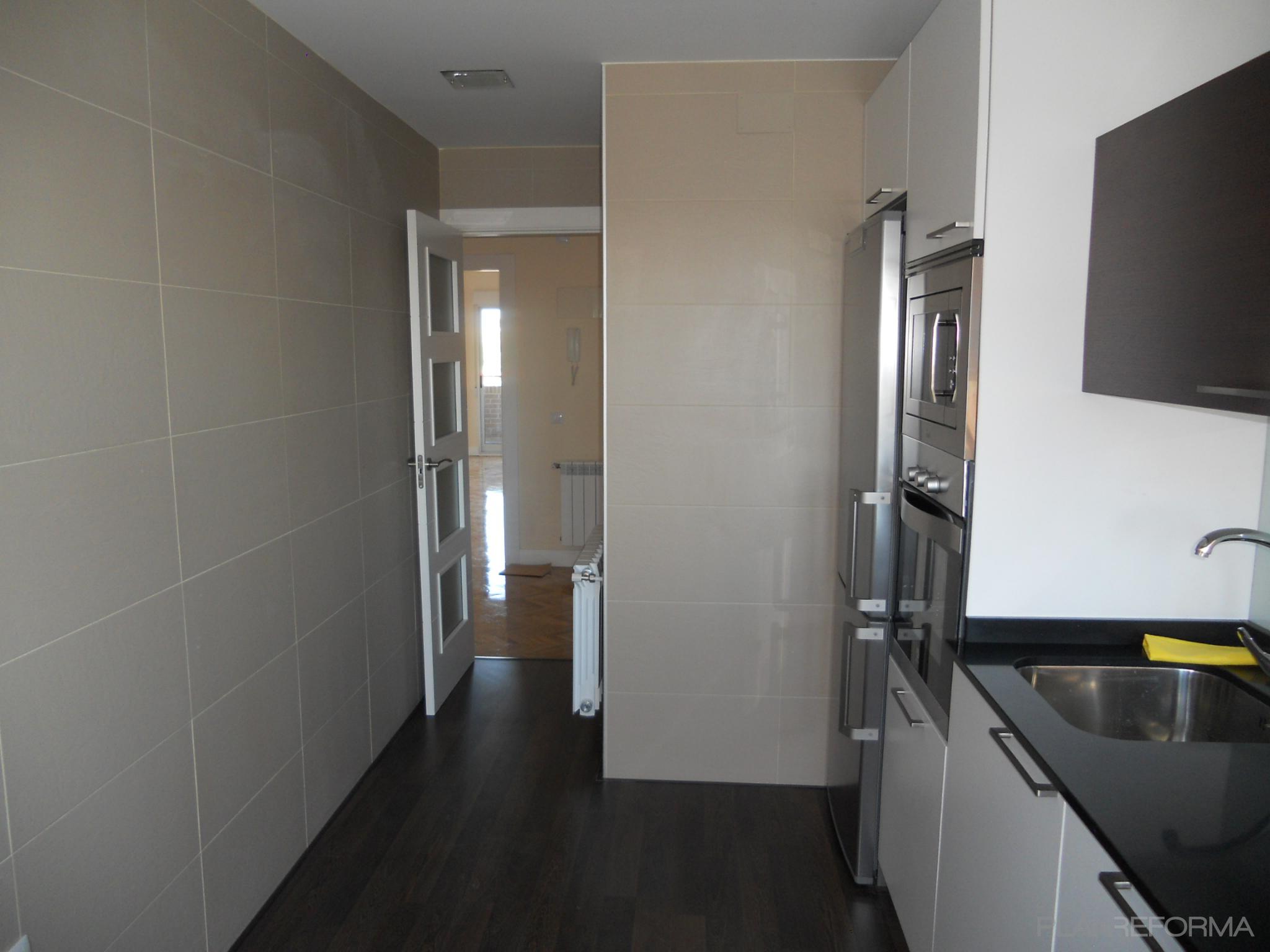 Cocina style contemporaneo color beige, marron, blanco, negro  diseñado por gestiona obras & proyectos | Arquitecto 