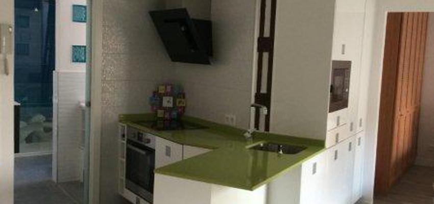Cocina style moderno color verde, beige, blanco, gris  diseñado por JOSE ANTONIO | Gremio 