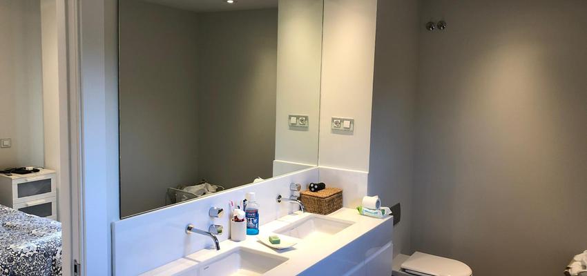 Baño Estilo moderno Color rosa, beige, plateado  diseñado por Ovidiu | Gremio | Copyright Ff