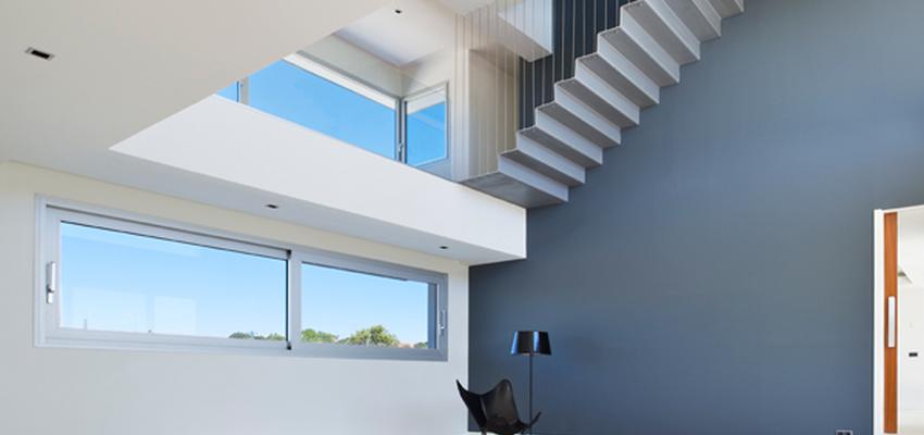 Vestibulo, Salon Estilo vanguardista Color azul, blanco  diseñado por Ybarra y Zubiria | Interiorista | Copyright Ybarra y Zubiria