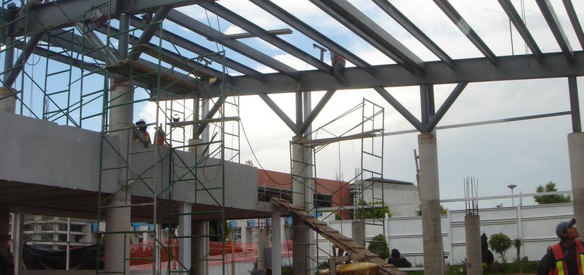 Vestibulo, Pasillo Estilo moderno Color azul cielo, azul  diseñado por Arqˋs Construcciones | Gremio | Copyright Arq's Construcciones