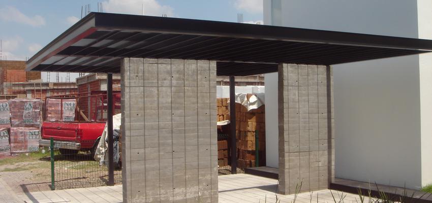 Garaje Estilo moderno Color azul cielo, azul  diseñado por Arqˋs Construcciones | Gremio | Copyright Arq's Construcciones