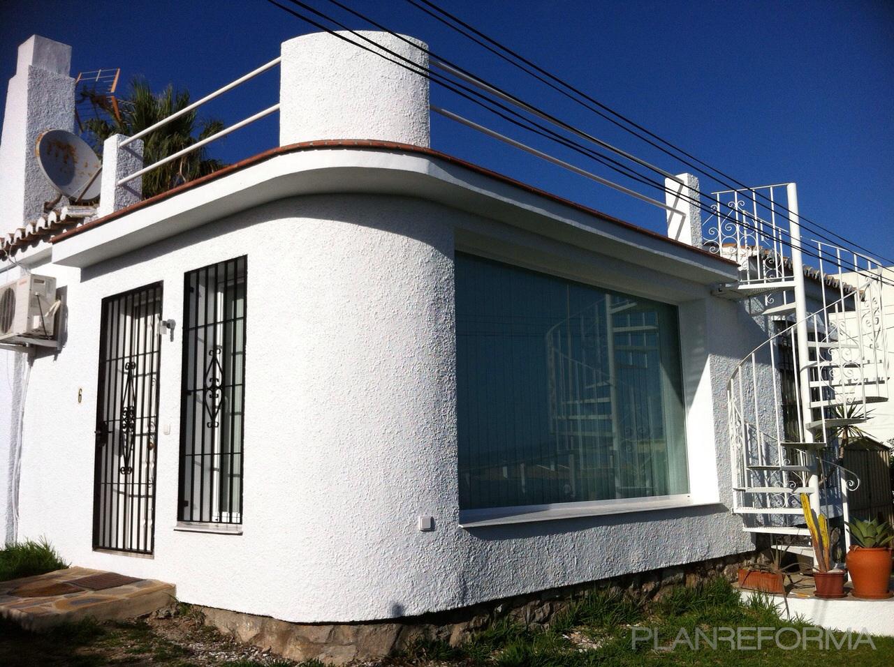 Exterior style mediterraneo color marron, blanco  diseñado por Manuel Sánchez | Arquitecto Técnico 