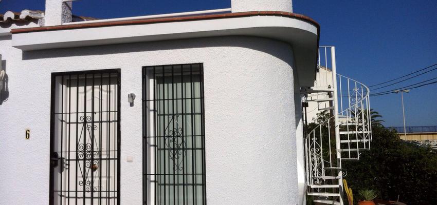 Exterior style mediterraneo color marron, blanco  diseñado por Manuel Sánchez | Arquitecto Técnico 