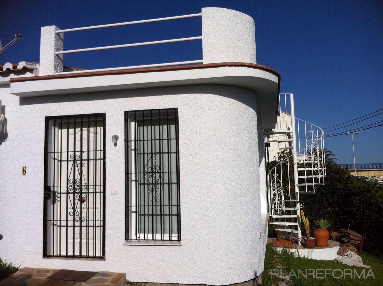 Exterior style mediterraneo color marron, blanco  diseñado por Manuel Sánchez | Arquitecto Técnico 