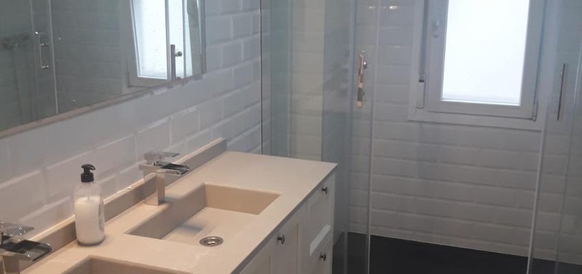 Baño Estilo clasico Color marron  diseñado por REFORMA LLEMY | Gremio | Copyright REFORMA LLEMY