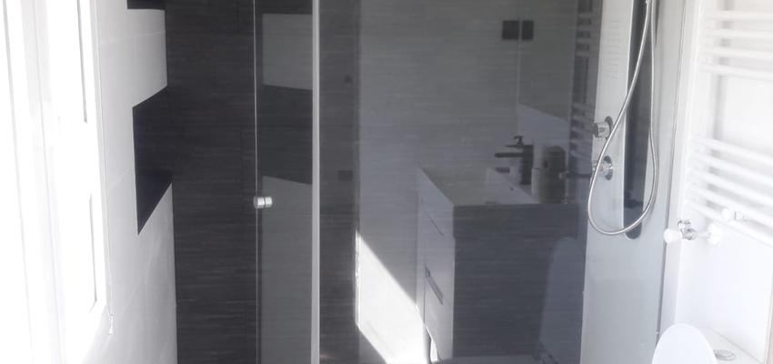 Baño Estilo moderno Color azul oscuro  diseñado por REFORMA LLEMY | Gremio | Copyright REFORMA LLEMY
