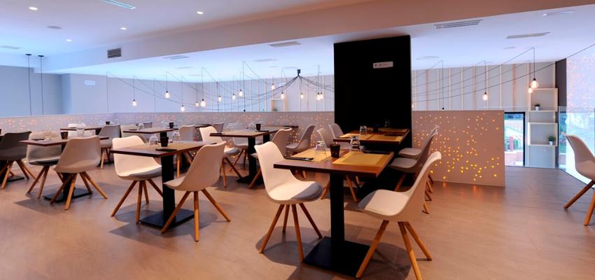 Comedor, Restaurante Estilo moderno Color amarillo, beige, blanco  diseñado por Arkin | Arquitecto | Copyright http://arkin.es/portfolio/shukran/